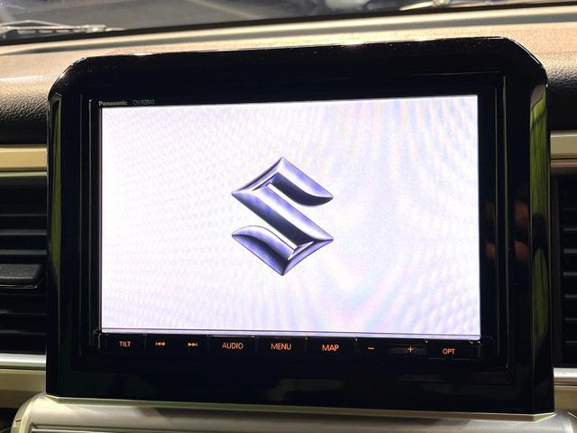 【大画面ナビ】人気の大型8インチナビを装備。存在感のある大画面はインパクト大!ナビ利用時のマップ表示は見やすく、テレビやDVDは臨場感がアップ!いつものドライブがグッと楽しくなります♪