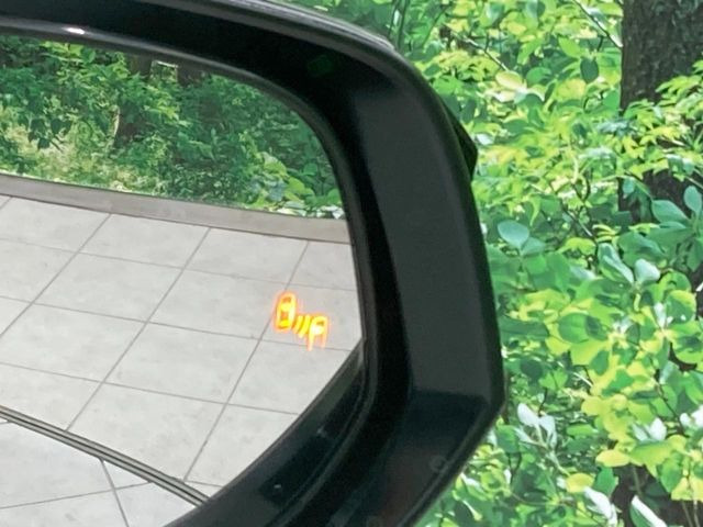 【ブラインドスポットモニター】走行中、ドアミラーの死角になりやすい箇所に後続車が接近するとサイドミラーのレンズに警告を表示!ドライバーに注意喚起をしてくれます。