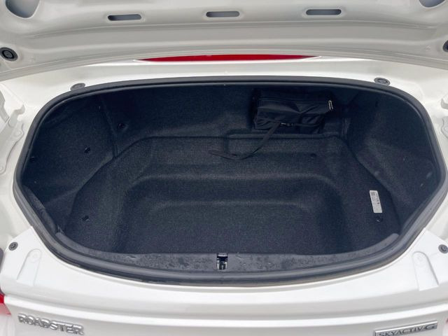 積み下ろしのしやすいデッキにはたっぷりと荷物を積み込んでいただけます。遊びから仕事まで、様々なシーンで頼れます♪