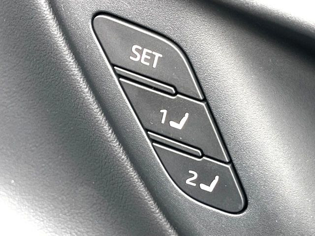 【メモリー機能付きパワーシート】ドライバーごとに設定したシート位置を記憶して、ボタン一つで切り替えできる便利な機能!運転する方が複数名いらっしゃるご家庭におすすめです♪