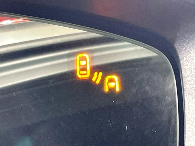 【ブラインドスポットモニタリング】走行中、ドアミラーの死角になりやすい箇所に後続車が接近するとサイドミラー付近に警告を表示、ドライバーに注意喚起をしてくれます。