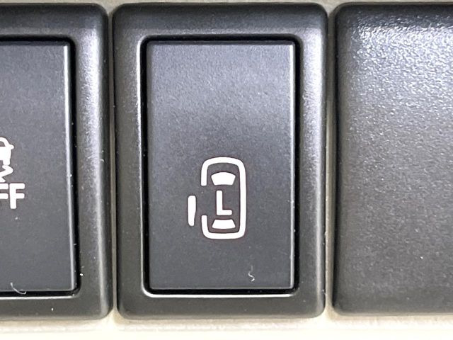 【パワースライドドア】スマートキーや運転席のスイッチでスライドドアの開閉が可能♪電動だから力を入れてドアを開ける必要が無く、小さいお子様でも、重い荷物を持っている時もラクに開け閉めできます♪