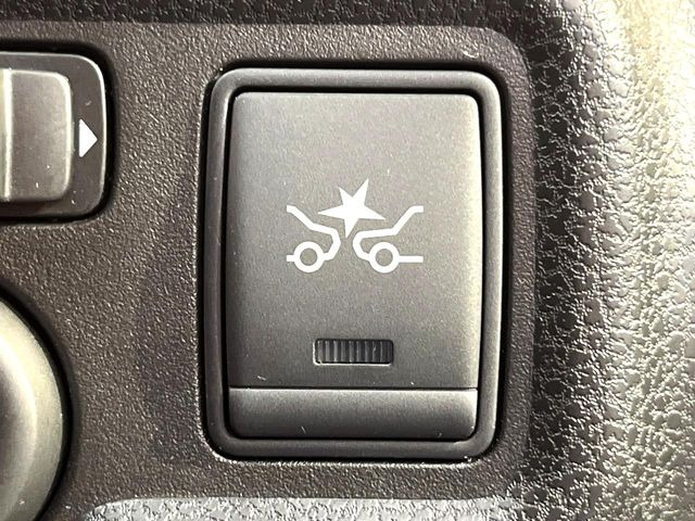 【エマージェンシーブレーキ】走行中に前方の車両等を認識し、衝突しそうな時は警報とブレーキで衝突回避と被害軽減をアシスト。より安全にドライブをお楽しみいただけます。
