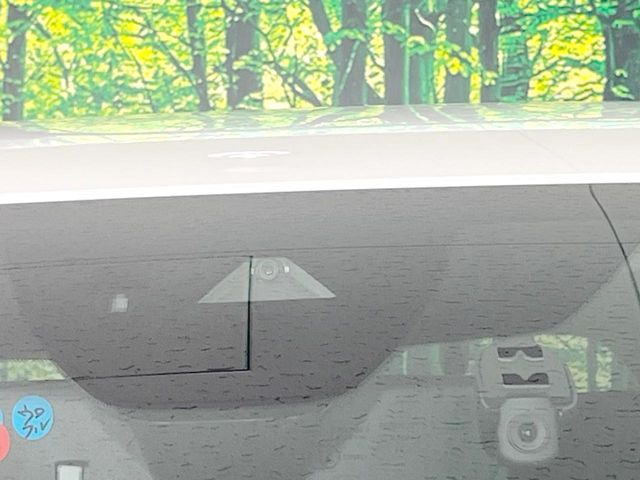 【スマートブレーキサポート】走行中に前方の車両等を認識し、衝突しそうな時は警報とブレーキで衝突回避と被害軽減をアシスト。より安全にドライブをお楽しみいただけます。