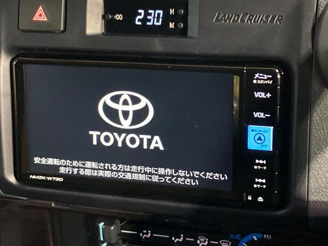 【純正ナビ】人気の純正ナビを装備しております。ナビの使いやすさはもちろん、オーディオ機能も充実!キャンプや旅行はもちろん、通勤や買い物など普段のドライブも楽しくなるはず♪