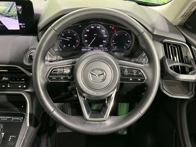 【ステアリングヒーター】冬場に冷たくなりやすい革巻きステアリングを、スイッチ一つで素早く適温に!エアコンよりも早く温まってくれるので、寒い日の運転も快適になりますね♪