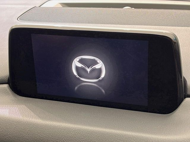 【マツダコネクト】車内の雰囲気にマッチした一体型タイプのディスプレイ。各種車輌設定やBluetooth再生等、様々な機能が楽しめます。専用SDカードのご購入で、ナビ機能も使用出来ます。