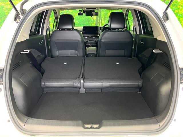普段のお買い物や通勤、送迎等に十分な荷室スペースを確保しております。セカンドシートを倒すと、大きな荷物の積載も可能です♪