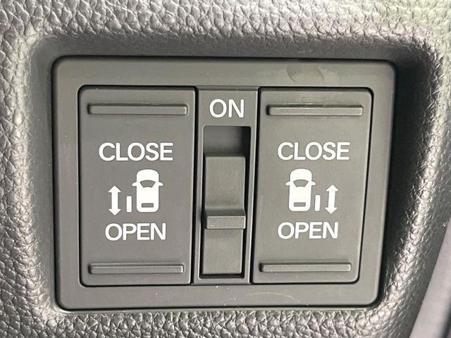 【両側パワースライドドア】スマートキーや運転席のスイッチで後席両側スライドドアの開閉が可能♪電動だから力を入れてドアを開ける必要が無く、小さなお子様でも簡単に開け閉めでき快適です♪