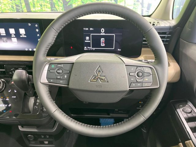 �C���e���A�ɍ��킹���f�U�C���̃X�e�A�����O�́A�^�]�������̂��Ƃ��l���A�^�]���₷���`��A�傫���ł��B�����x�A���ۂɐG���Ă��m���߂��������B