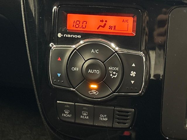 【オートエアコン】一度お好みの温度に設定すれば、車内の温度を検知し風量や温度を自動で調整。暑い&hellip;寒い&hellip;と何度もスイッチ操作をする必要はありません。快適な車内空間には必須の機能ですね♪