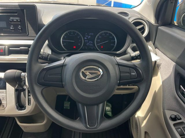インテリアに合わせたデザインのステアリングは、運転される方のことも考え、運転しやすい形状、大きさです。是非一度、実際に触ってお確かめください。