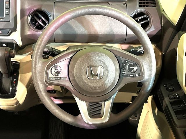 インテリアに合わせたデザインのステアリングは、運転される方のことも考え、運転しやすい形状、大きさです。是非一度、実際に触ってお確かめください。