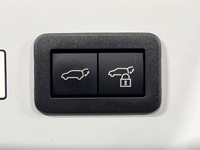 【パワーバックドア】スマートキーや運転席のボタンを押すだけでリアゲートが自動で開閉します!荷物を持っている時や、高い位置にあるバックドアを閉める際に便利な機能です♪