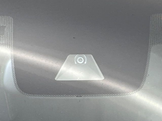 【ホンダセンシング】走行中に前方の車両等を認識し、衝突しそうな時は警報とブレーキで衝突回避と被害軽減をアシスト。より安全にドライブをお楽しみいただけます。