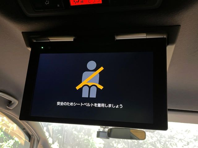 【後席モニター】家族や友人とお出かけする機会が多い方に大人気の後席モニターを装備!見やすい位置に画面がありテレビやDVDの視聴も快適!友達もお子様も、後席にしか乗らなくなるかも??