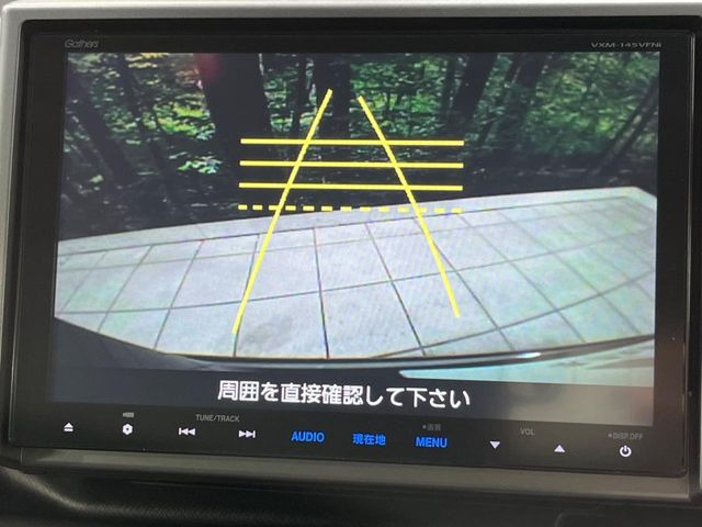 【バックカメラ】駐車時に後方がリアルタイム映像で確認できます。大型商業施設や立体駐車場での駐車時や、夜間のバック時に大活躍!運転スキルに関わらず、今や必須となった装備のひとつです!
