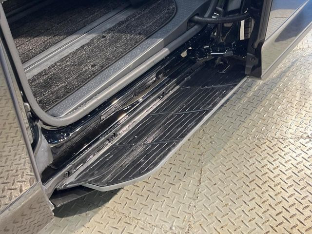 メーカーオプションの【ユニバーサルステップ】を装備。スライドドアと連動したステップにより、小さなお子様の乗り降りがし易くなります♪