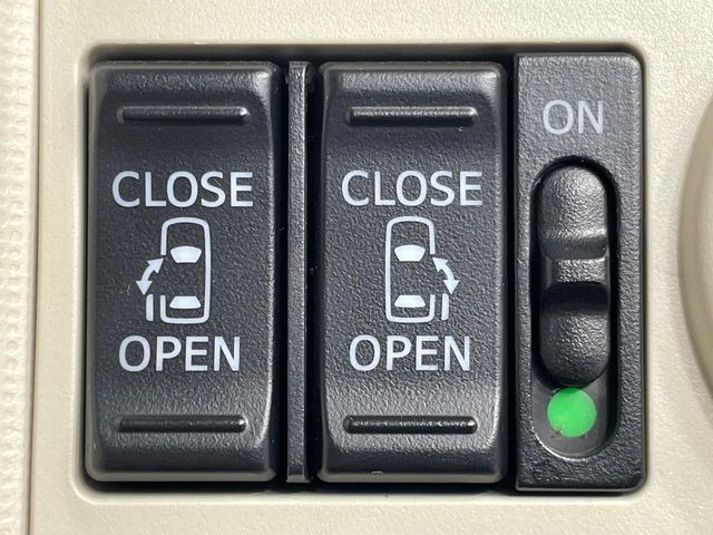 【両側パワースライドドア】スマートキーや運転席のスイッチで後席両側スライドドアの開閉が可能♪電動だから力を入れてドアを開ける必要が無く、小さなお子様でも簡単に開け閉めでき快適です♪