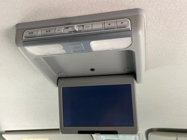 【フリップダウンモニター】大画面モニターで後席でもエンタメをお楽しみいただけます。小さなお子様にも大人気の装備です♪