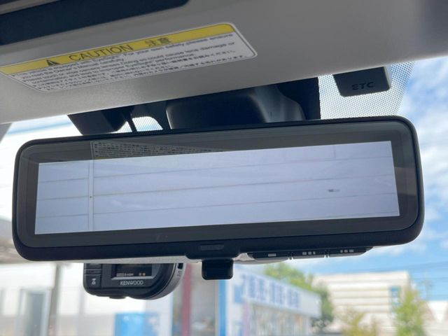 【スマートリヤビューミラー】後席の大きな荷物や同乗者で後方が確認しづらい時でも安心!カメラが撮影した車両後方の映像をルームミラー内に表示。クリアな視界で状況の確認が可能です!