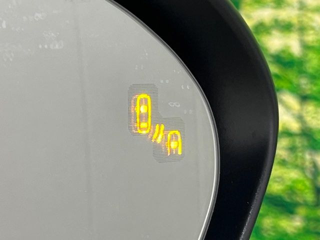 【ブラインドスポットモニタリング】走行中、ドアミラーの死角になりやすい箇所に後続車が接近するとサイドミラー付近に警告を表示、ドライバーに注意喚起をしてくれます。