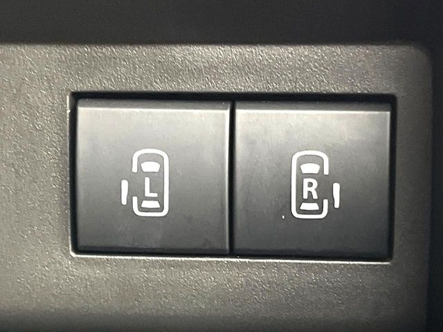 【両側パワースライドドア】スマートキーや運転席のスイッチで後席両側スライドドアの開閉が可能♪電動だから力を入れてドアを開ける必要が無く、小さなお子様でも簡単に開け閉めでき快適です♪