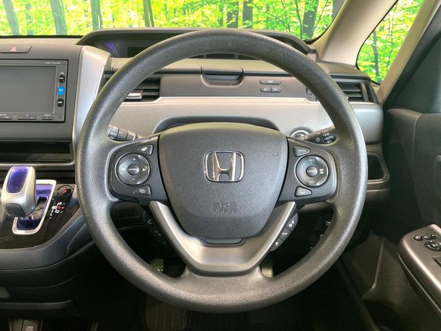 ステアリングも使用感が少なく、きれいな状態となっております♪