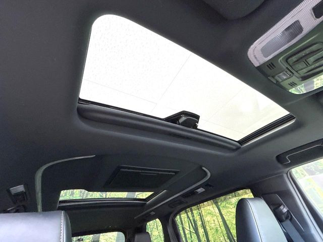 【サンルーフ】開放感たっぷりの希少装備、サンルーフが装着されています!車内に明かりを取り入れたり景色を楽しむ以外にも、車内の空気も簡単に換気できて快適です!