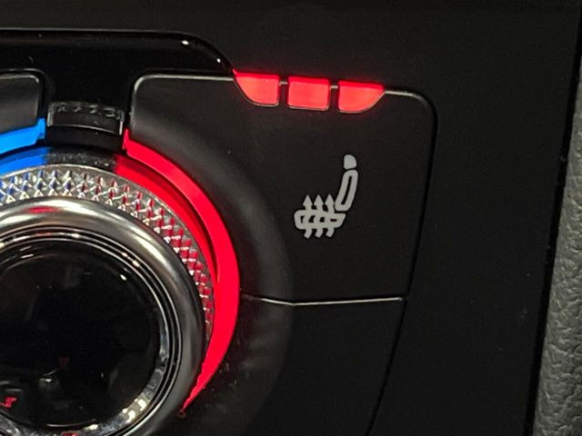 ●フロントシートヒーティング:運転席・助手席共に三段階で調節が可能なシートヒーターを装備しております。季節を問わず快適にご使用いただけます。