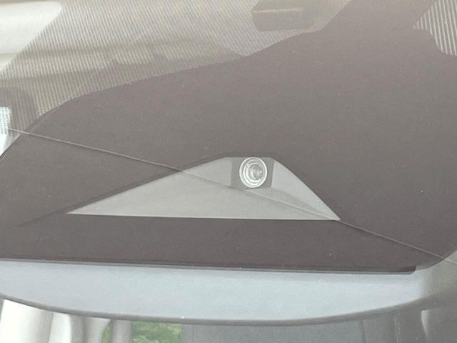 【インテリジェントエマージェンシーブレーキ】フロントカメラで前方の車両や歩行者を検知。衝突しそうな時は衝突被害軽減ブレーキが作動、衝突回避をサポート。より安全にドライブをお楽しみいただけます。