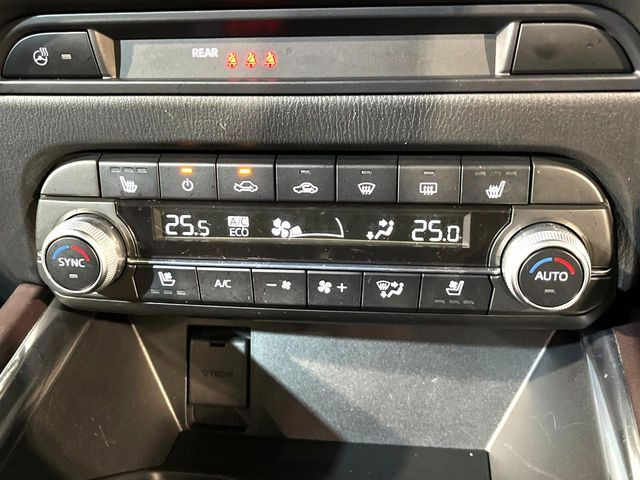 【シートヒーター&ベンチレーション】夏場は涼しい風でお尻や背中の熱やムレを防ぎ、冬はエアコンよりも早く温まってポカポカに!季節を問わず快適に過ごせます。
