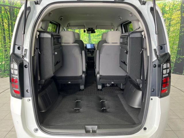 普段のお買い物や通勤、送迎等に十分な荷室スペースを確保しております。セカンドシートを倒すと、大きな荷物の積載も可能です♪