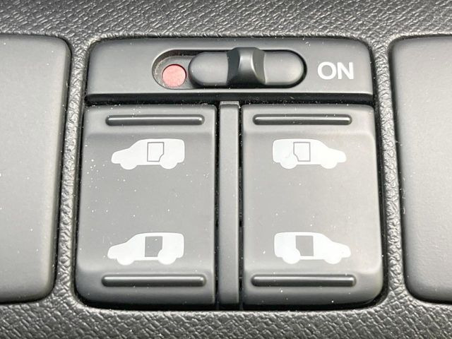 【両側パワースライドドア】スマートキーや運転席のスイッチで後席両側スライドドアの開閉が可能♪電動だから力を入れてドアを開ける必要が無く、小さなお子様でも簡単に開け閉めでき快適です♪