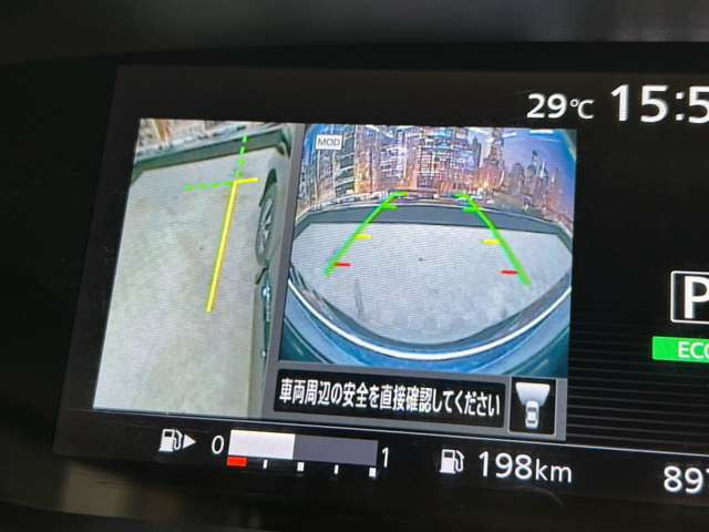 【バックカメラ】運転席から画面上で安全確認ができます。駐車が苦手な方にもオススメな便利機能です。