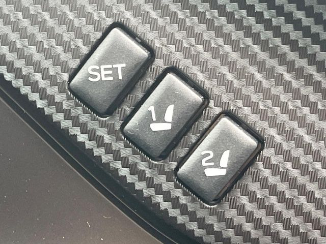 【メモリー機能付きパワーシート】ドライバーごとに設定したシート位置を記憶して、ボタン一つで切り替えできる便利な機能!運転する方が複数名いらっしゃるご家庭におすすめです♪
