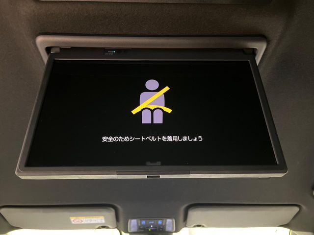 【14型有機ELフリップダウン】三列目からでも迫力のエンタメが観れる大画面フリップダウン。有機ELのモニターでは、一般的なフリップダウンよりも高コントラストでキレイな映像を楽しめます。
