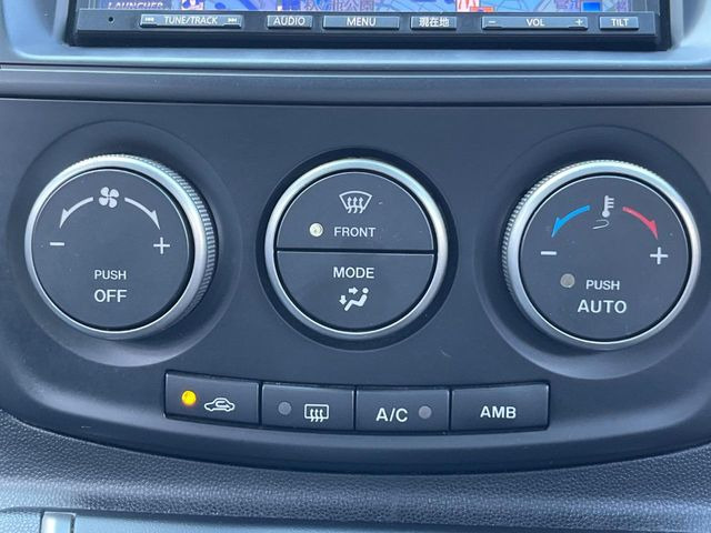 【オートエアコン】一度お好みの温度に設定すれば、車内の温度を検知し風量や温度を自動で調整。暑い&hellip;寒い&hellip;と何度もスイッチ操作をする必要はありません。快適な車内空間には必須の機能ですね♪