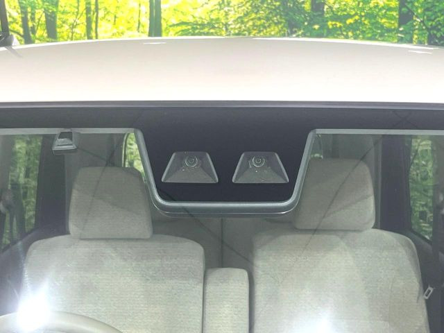 【スマートアシスト】走行中に前方の車両等を認識し、衝突しそうな時は警報とブレーキで衝突回避と被害軽減をアシスト。より安全にドライブをお楽しみいただけます。