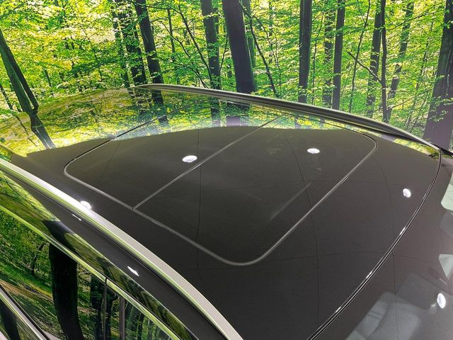 【サンルーフ】開放感たっぷりの希少装備、サンルーフが装着されています!車内に明かりを取り入れたり景色を楽しむ以外にも、車内の空気も簡単に換気できて快適です!