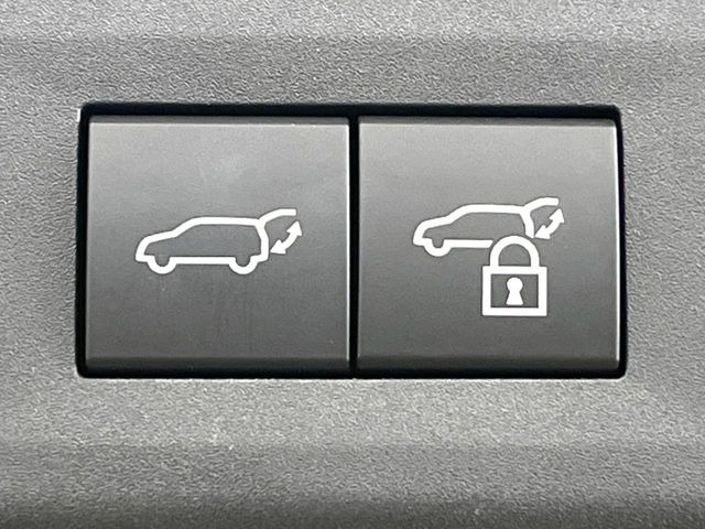 【パワーバックドア】スマートキーや運転席のボタンを押すだけでリアゲートが自動で開閉します!荷物を持っている時や、高い位置にあるバックドアを閉める際に便利な機能です♪