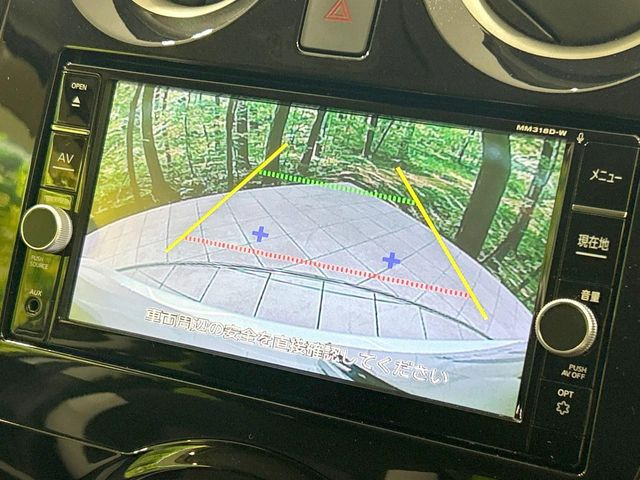 【バックカメラ】駐車時に後方がリアルタイム映像で確認できます。大型商業施設や立体駐車場での駐車時や、夜間のバック時に大活躍!運転スキルに関わらず、今や必須となった装備のひとつです!