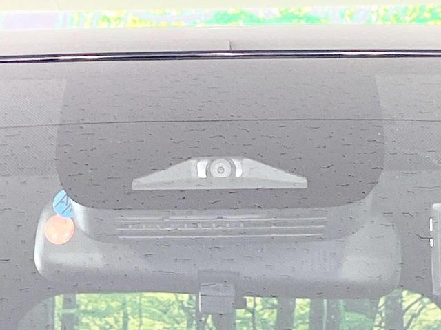 【トヨタセーフティセンス】走行中に前方の車両等を認識し、衝突しそうな時は警報とブレーキで衝突回避と被害軽減をアシスト。より安全にドライブをお楽しみいただけます。