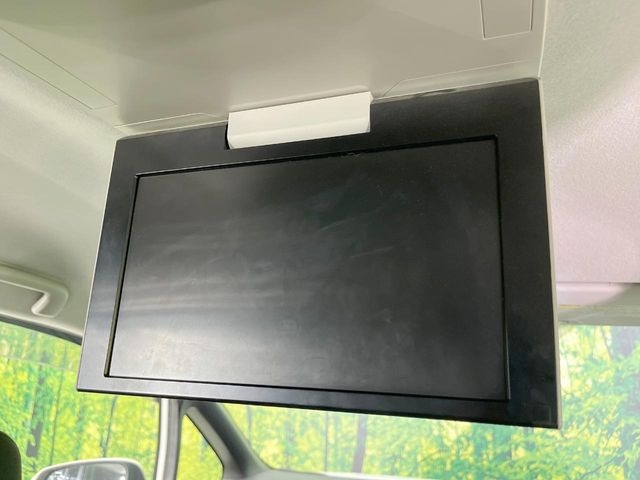 【フリップダウンモニター】大画面モニターで後席でもエンタメをお楽しみいただけます。小さなお子様にも大人気の装備です♪