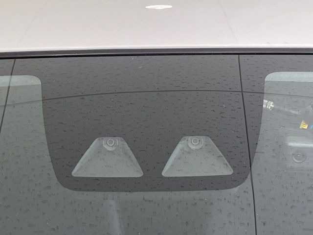 【スマートアシスト】走行中に前方の車両等を認識し、衝突しそうな時は警報とブレーキで衝突回避と被害軽減をアシスト。より安全にドライブをお楽しみいただけます。