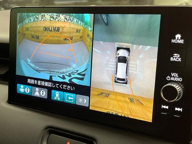 【マルチビューカメラシステム】専用のカメラにより、上から見下ろしたような視点で360度クルマの周囲を確認することができます☆死角部分も確認しやすく、狭い場所での切り返しや駐車もスムーズに行えます。