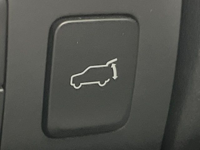 【パワーバックドア】スマートキーや運転席のボタンを押すだけでリアゲートが自動で開閉します!荷物を持っている時や、高い位置にあるバックドアを閉める際に便利な機能です♪