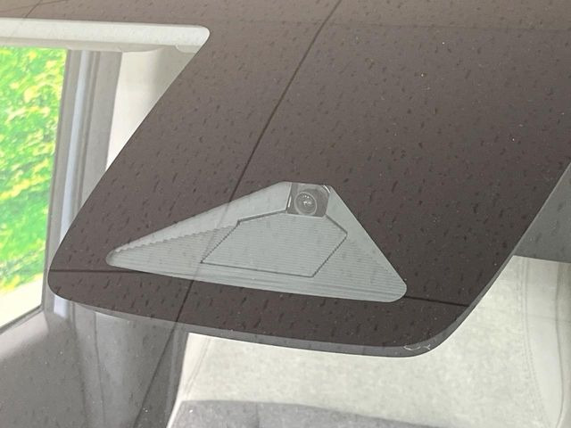 【ホンダセンシング】走行中に前方の車両等を認識し、衝突しそうな時は警報とブレーキで衝突回避と被害軽減をアシスト。より安全にドライブをお楽しみいただけます。