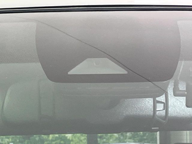 【トヨタセーフティセンス】走行中に前方の車両等を認識し、衝突しそうな時は警報とブレーキで衝突回避と被害軽減をアシスト。より安全にドライブをお楽しみいただけます。