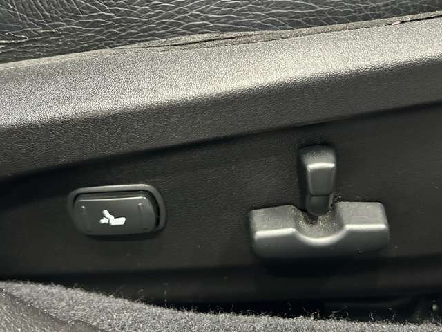【パワーシート】電動でシートポジションの変更が可能です。手動式より細かくシート設定が可能ですのでより快適な姿勢でドライブを楽しんで頂けるでしょう。